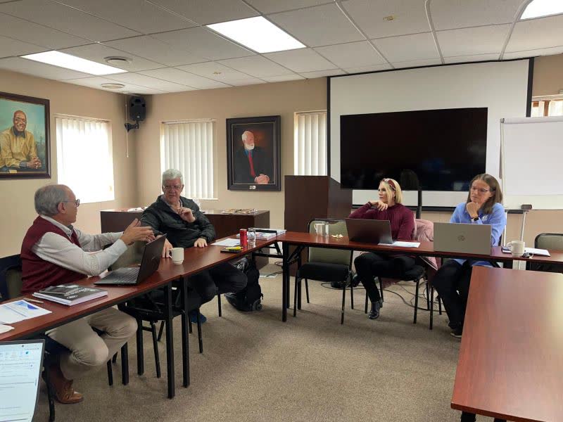 Mentors and practitioners in a working session
